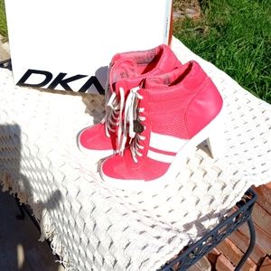 DKNY EMILY LEATHER  HIGH HEELED SNEAKERS SIZE 8.5 MEDIUM